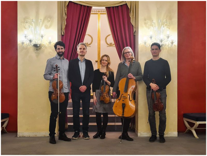 ZWISCHEN FORM UND GEFÜHL