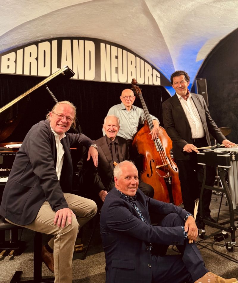 SCOTT HAMILTON & FRIENDS SWINGS AGAIN